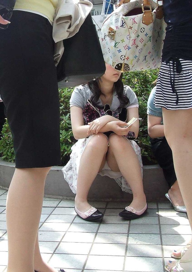 お姉さんパンツ見えてますけど(*´艸`*)街中で撮影された素人パンチラの数々！！