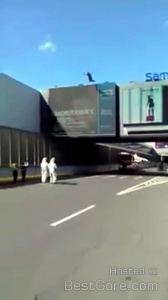 man-commit-suicide-nosedive-pedestrian-overpass-ciudad-de-mexico.jpg