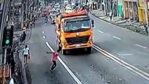suicide-fail-philippines-man-throw-self-under-truck-leg-destroy-cctv.jpg