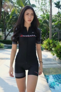 アジアの美人サイクリスト